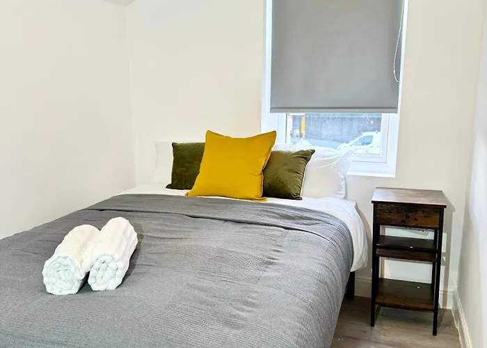 New Unique 4 Bed Families Contractors 靠近唐人街
